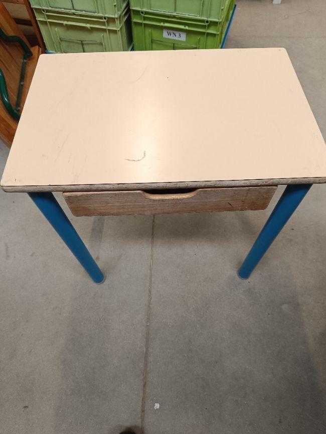 Table scolaire bureau bleu 60cm avec tiroir Bon état -  reconditionné disponible sur Label Emmaüs